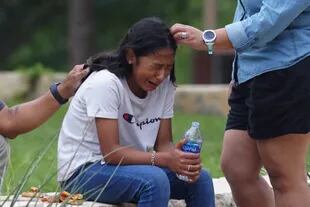 Una niña llora luego del tiroteo en la escuela de Uvalde, Texas (Photo by allison dinner / AFP)