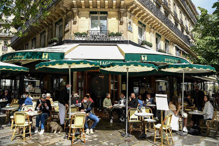 Reabrieron los bares, restaurantes y cines en Francia. Gran cantidad de gente se acercó a los bares con terrazas en distintas ciudades