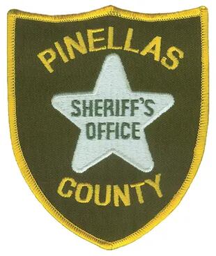 La mujer fue arrestada por la Oficina del Sheriff del Condado de Pinellas y posteriormente liberada