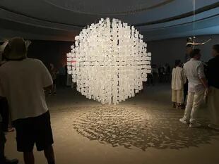 Esfera blanca (2001/2016), de Julio Le Parc, una de las obras exhibidas en el Museo de Arte Contemporáneo de Niterói