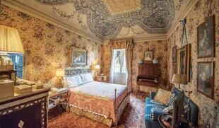 Durante las tres décadas que la tuvo a su cargo, Valentino se dedicó a recuperar la casa principal, que cuenta con quince suites de estilo exótico y neoclásico. 