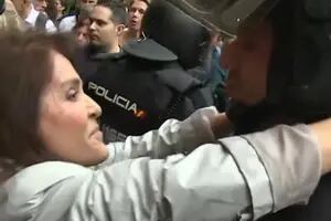 Un policía español denunció por abuso sexual a una manifestante que lo besó en la boca