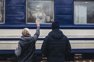 Unos abuelos en la estación de tren de Lisichansk despiden a su nieto que se va al oeste de Ucrania