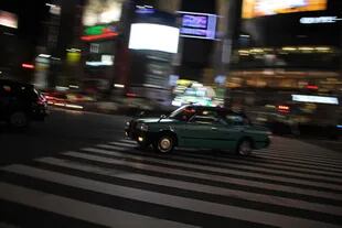 Un taxi atraviesa las calles de Shibuya.