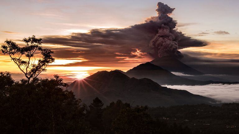 En fotos: el volcán Agung está a punto de erupcionar en Bali y hay 100 mil evacuados