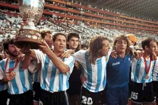 Guayaquil, 4 de julio de 1993, Argentina campeón. Simeone y la Copa, junto con su amigo Leo Rodríguez; además, Basualdo, Ruggeri, Mancuso, el Turco García y Cacho Borelli 