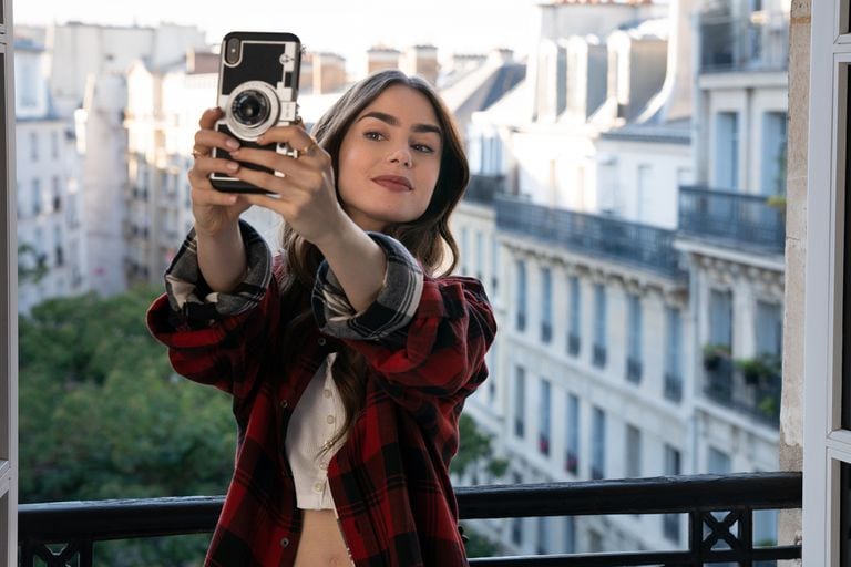 Netflix En La Bella Emily En París Hay Aún Más Clichés Que Boinas Y