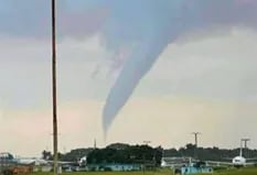 Un piloto a punto de aterrizar tuvo que hacer una "peligrosa maniobra" para esquivar un tornado