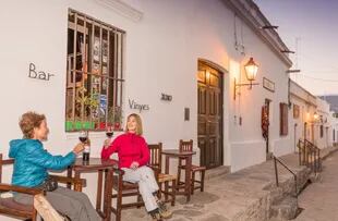 En Cachi, una copa de vino en sus calles coloniales