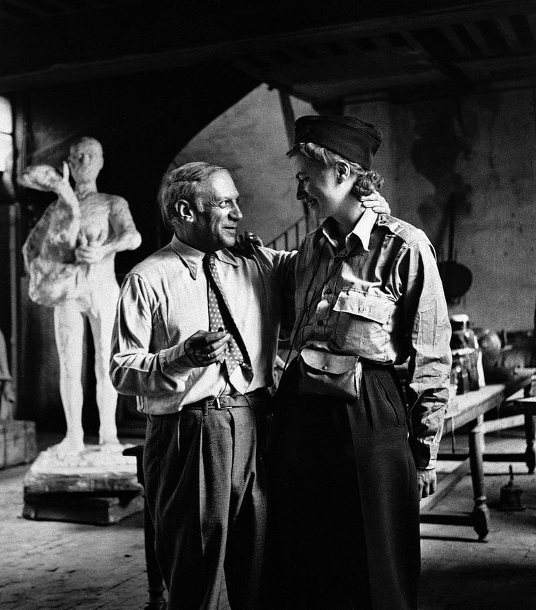 Ella con Picasso, en el estudio del pintor en París, 1944