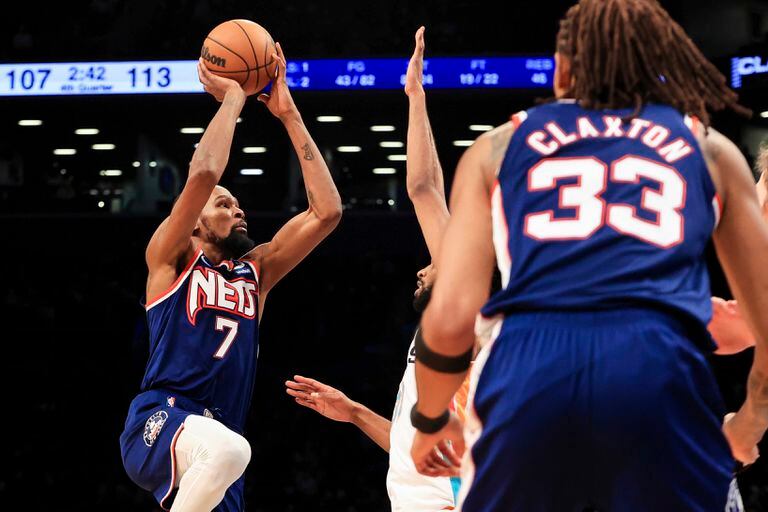 Kevin Durant (7), de los Nets de Brooklyn, intenta un enceste ante los Spurs de San Antonio, el domingo 9 de enero de 2022, en Nueva York. (AP Foto/Jessie Alcheh)