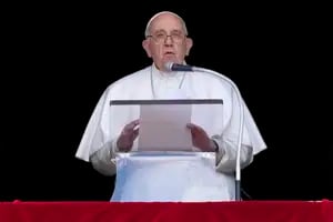 El papa Francisco salió a defender a Juan Pablo II de acusaciones “infundadas y ofensivas”