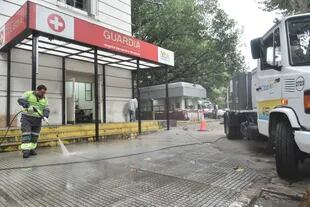 La limpieza frente a la guardia del Hospital Rivadavia