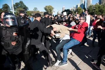 En Rosario, en la zona del Monumento a la Bandera hubo enfrentamientos entre manifestantes y la policía