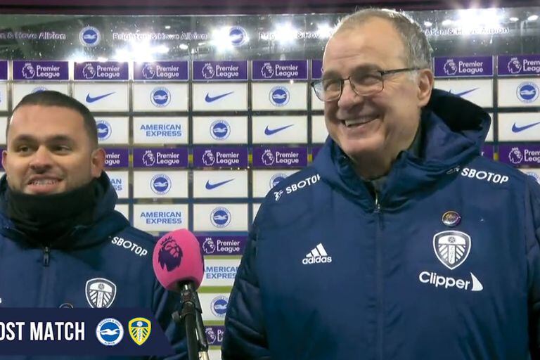 Marcelo Bielsa se ríe tras su respuesta, luego del empate de Leeds ante Brighton como visitante