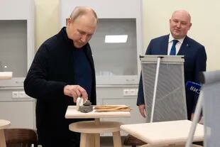 Putin junto al gobernador de Sebastopol, Mikhail Razvojayev visitan un centro infantil en Sebastopol