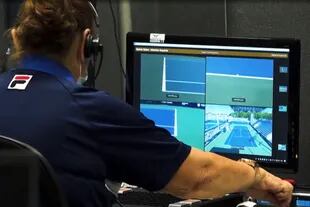 Los torneos de tenis que utilizan la tecnología cuentan con una sala con monitores desde donde el personal revisa los desafíos y envía las señales a los umpire.