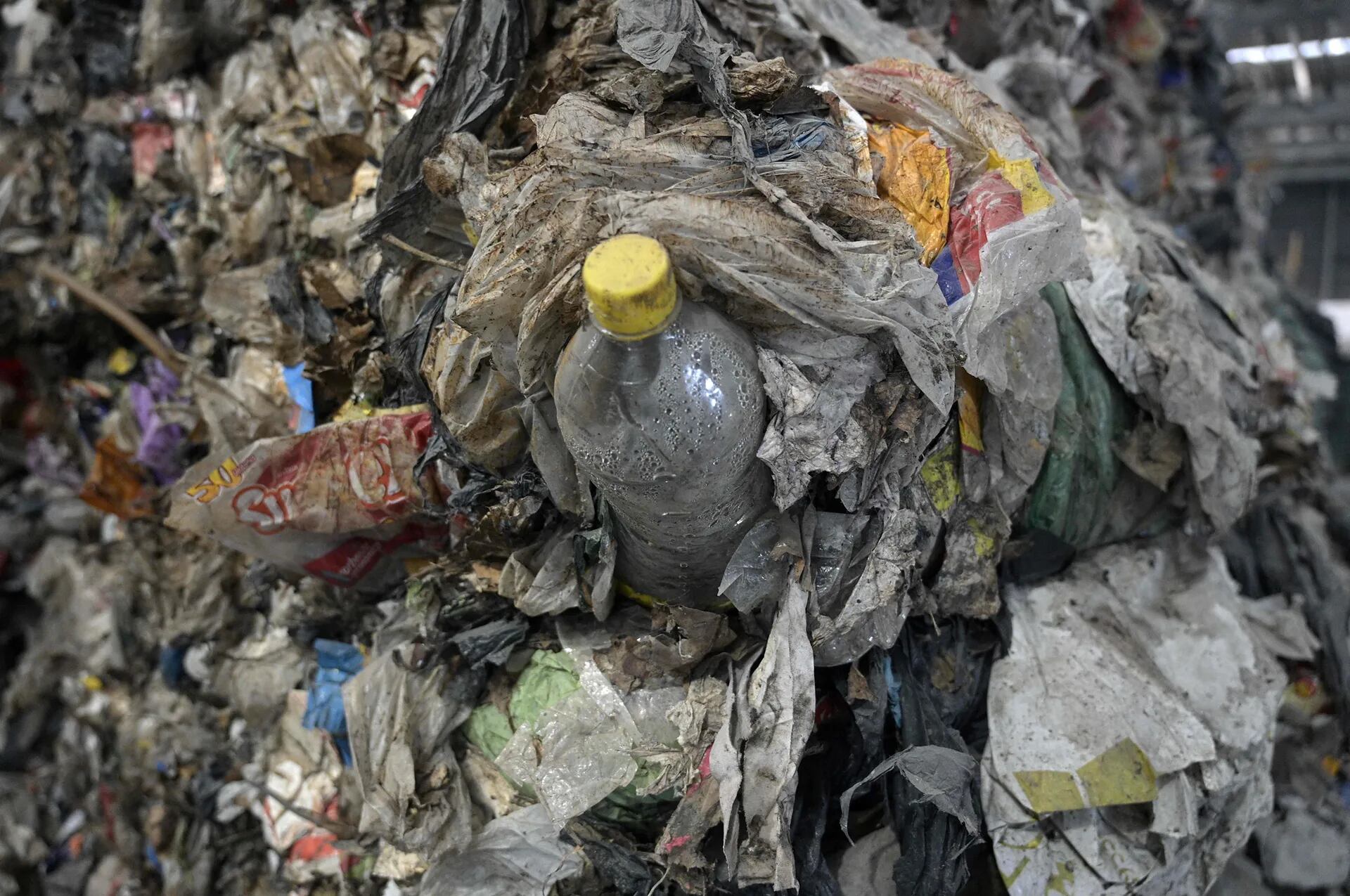 Contenedores de plástico se apilan en la planta de separación y clasificación de residuos que recibe basura del área metropolitana de Buenos Aires en la Sociedad de Coordinación Ecológica del Área Metropolitana del Estado (CEAMSE).