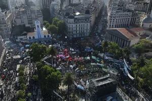 Máximo Kirchner: "El tema de la deuda no está resuelto, la Argentina necesita un respiro"