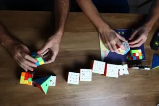 El Rubik tradicional, el que todos conocemos es el de 3x3, pero también existen otros modelos como el 2x2, 4x4, Pyraminx y Megaminx.