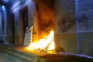 Prendieron fuego la Municipalidad en protesta por la muerte del piquetero en el Obelisco
