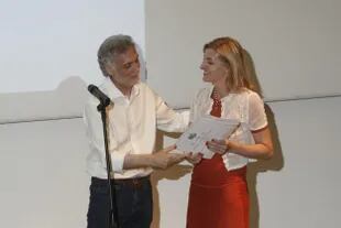 El escritor y periodista Héctor Guyot entregó el premio de narrativa a Gabriela Larralde