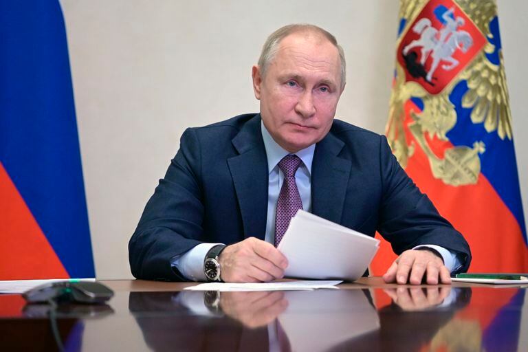 El presidente ruso, Vladimir Putin, en reunión de gabinete por video desde su residencia en Novo-Ogaryovo en las afueras de Moscú, el 24 de diciembre de 2021. (Alexei Nikolsky, Sputnik, Kremlin Pool Photo via AP)