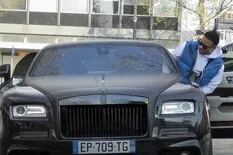 Ama los Rolls Royce y rechaza su propio apellido: la descarriada estrella que reemplazó a Messi