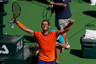 Rafael Nadal celebra después de superar a Daniel Evans; el zurdo sigue invicto en 2022