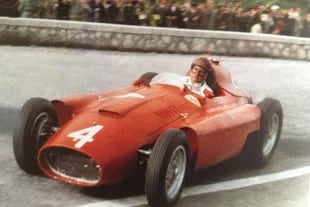 Campeón mundial. Juan Manuel Fangio lleva a la corona de 1956 a la Lancia-Ferrari D50