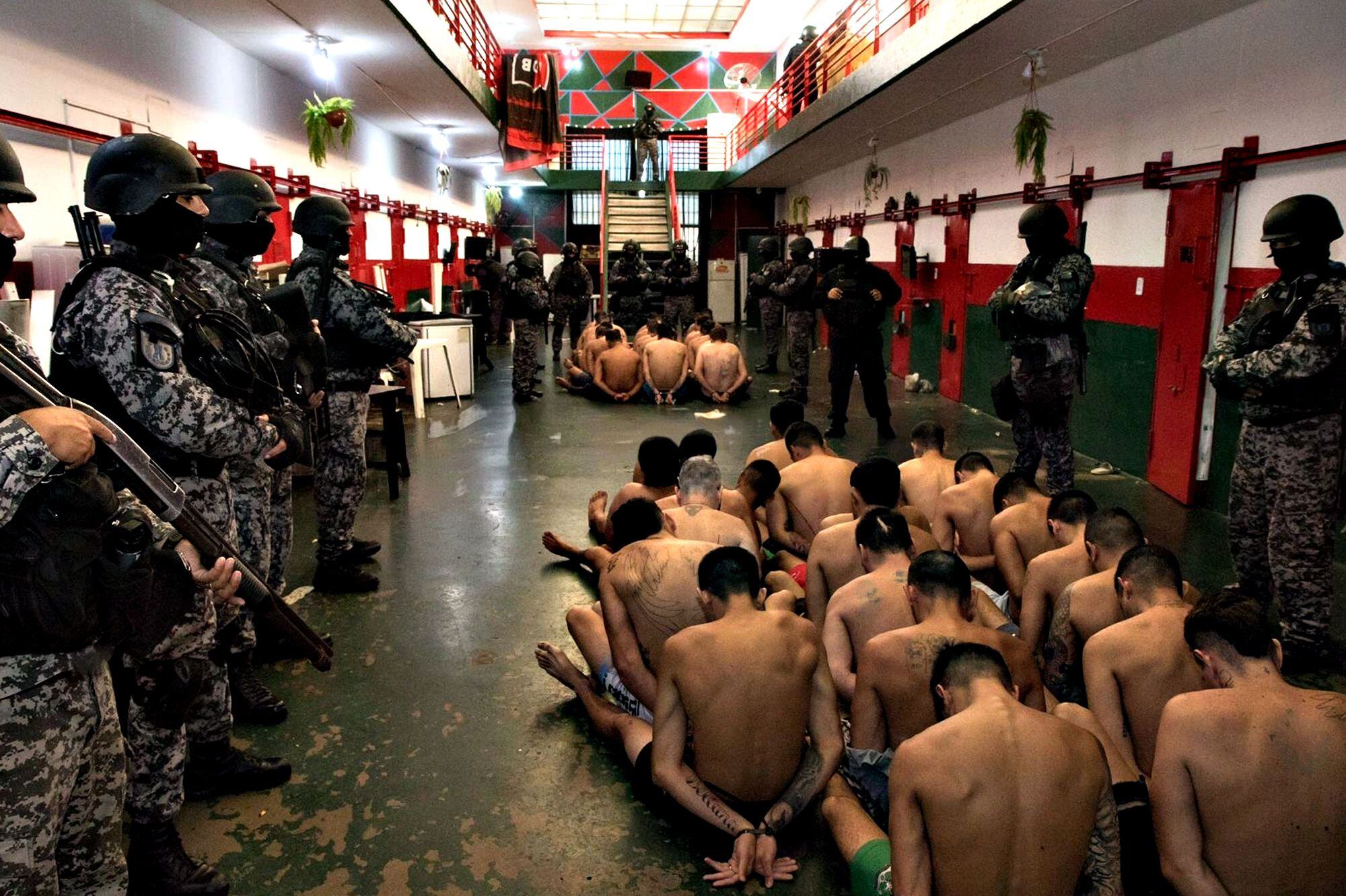 Los presos son sacados de sus celdas por miembros del GOEP en el penal de Piñero.