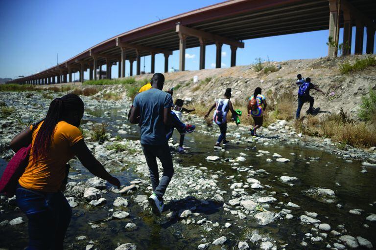 Migrantes buscan cruzar a Estados Unidos en Ciudad Juárez