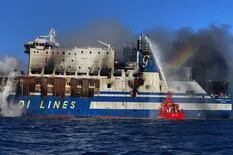 Dramática búsqueda de 12 personas tras el incendio en un ferry en Grecia