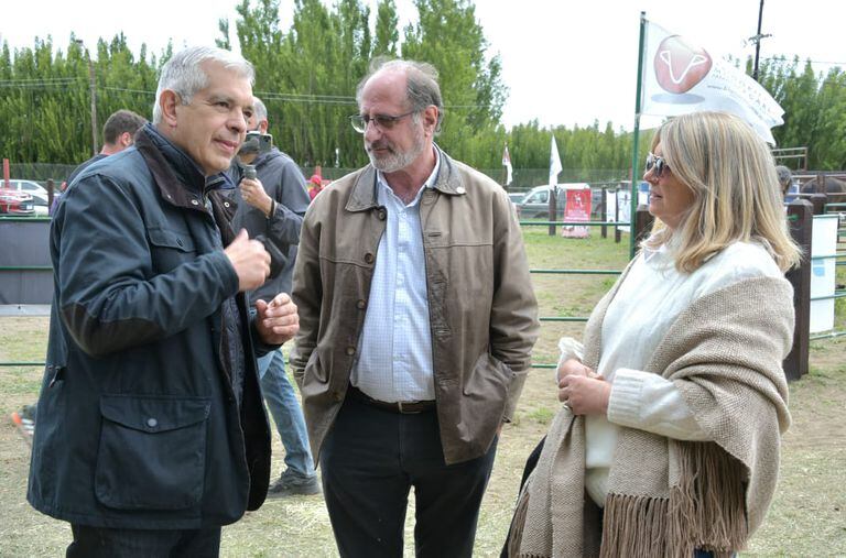 El ministro Domínguez junto a Jorge Chemes, presidente de Confederaciones Rurales Argentinas (CRA), y la productora Sandra Jamieson, de la estancia Moy Aike Chico, de Río Gallegos