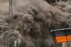 El momento en que se desmorona un cerro y deja sepultadas 150 casas entre humo y escombros