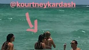 A pocos metros de Julieta Ortega, Kourtney Kardashian también disfrutaba de las playas de Miami