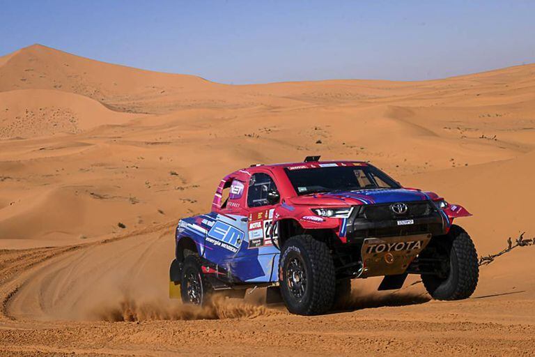 Lucio Álvarez, con Armand Monleon como copiloto, volvió al podio de la clasificación general de autos en el Dakar, en una quinta etapa intensa en Riyad, la capital de Arabia Saudita.