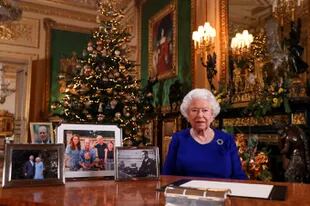 La reina grabó un saludo de Navidad e incluyó un mensaje oculto para el príncipe Harry y Meghan Merkle.