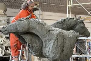 Una mujer que sueña caballos: la escultora argentina que llevará sus criaturas a Venecia