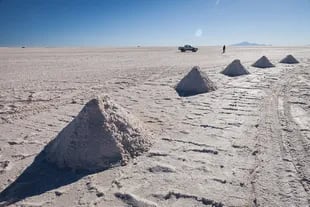 Montoncitos de sal en el Salar de Uyuni, Bolivia.