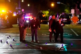 ARCHIVO - Las autoridades examinan la escena de un tiroteo masivo, el 3 de abril de 2022, en Sacramento, California. (AP Foto/Rich Pedroncelli, archivo)