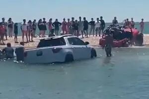 Una marea extraordinaria cubrió a varios vehículos estacionados en la playa