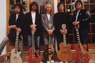 Los Traveling Wilburys: Bob Dylan, Jeff Lynne, Tom Petty, George Harrison y Roy Orbison, durante la grabación de Traveling Wilburys 1, en el estudio de Dave Stewart en Los Ángeles, en mayo de 1988