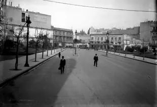 Avenida Diagonal Sur, hacia mediados de 1920, con asfalto.