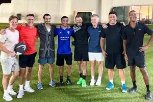 Macri jugó al pádel en Doha: invitado por el hermano del emir de Qatar y con leyendas del fútbol