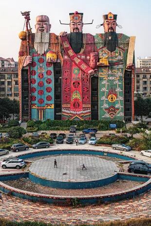 El hotel Tianzi tiene la imagen de tres dioses chinos a lo largo de los diez pisos del edificio con gran variedad de habitaciones