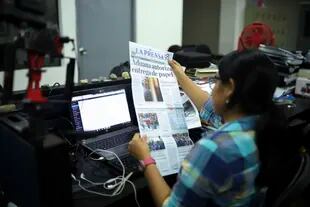 ARCHIVO - Una periodista sostiene una copia del diario La Prensa (Foto AP/Alfredo Zuniga, archivo)
