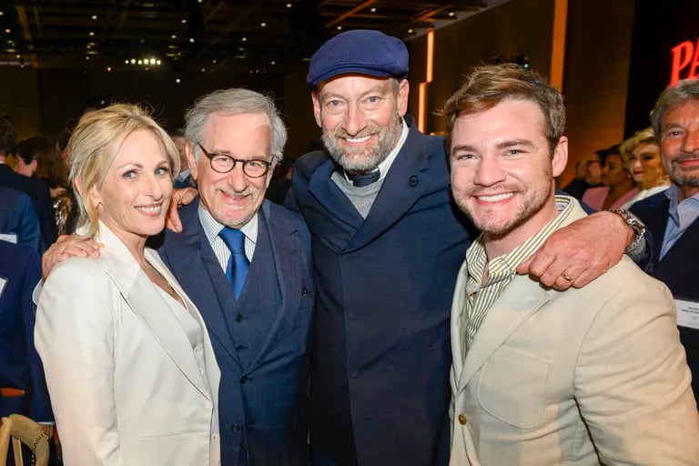 Todos quisieron retratarse con el elenco de Coda, incluso Steven Spielberg, aquí junto a Troy Kotsur, Marlee Matlin y Daniel Durant