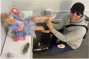 Michael Bublé con su hija menor (Foto: Instagram @michaelbuble)