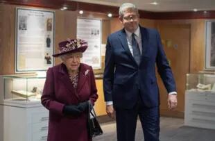 La reina con Andrew Parker cuando éste todavía era director del MI5.